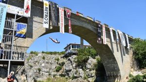 Kosova’da 22 metrelik cesaret gösterisi: Şivan Köprüsü’nde geleneksel atlama heyecanı