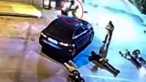 Mersin’de otomobiliyle çarptığı motosikletten düşen 2 kişinin üzerinden geçerek kaçan sürücü yakalandı