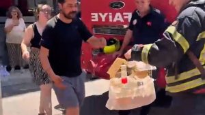 Mersin’de yangında mahsur kalan cennet papağanını itfaiye kurtardı