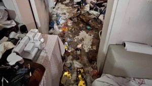 Sakarya’da hemşire evini çöplüğe çevirdi