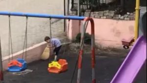 Samsun’da çocuklar park temizledi