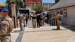 Şanlıurfa’da jandarma kıyafetiyle 13 kilogram altın gasbeden 9 şüpheli adliyede