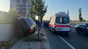Tekirdağ’da kaldırımı aşan otomobil, istinat duvarında yan durdu