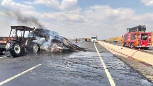 Tekirdağ’da saman balyası yüklü römork alev alev yandı
