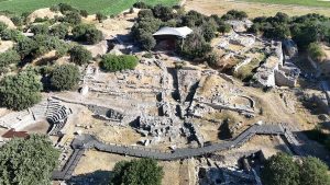 Troya’da tarihin en büyük bizemlerinden birinin izleri sürülüyor